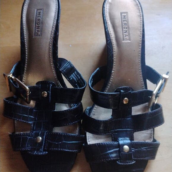 Merona Black Croc-Embossed Strappy Wedges with Gold Stud Detail in Size 7.5 - Picture 3 of 8